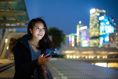 Hong Kong cep telefonu kullanan kadın