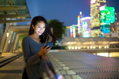 Hong Kong cep telefonu kullanan kadın