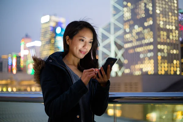 Mulher usando telefone celular em Hong Kong — Fotografia de Stock