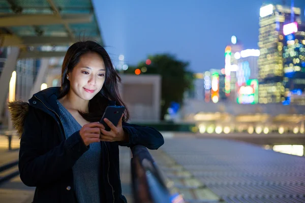 Frau benutzt Handy in Hongkong — Stockfoto
