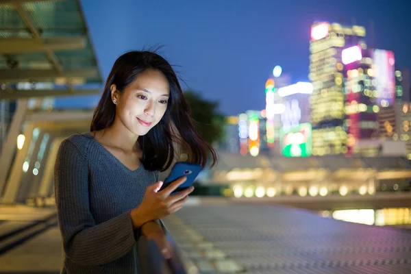 Frau benutzt Handy in Hongkong — Stockfoto