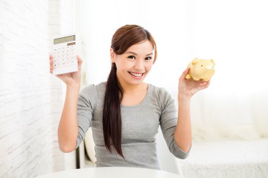 Asyalı genç kadın içinde gri t-shirt