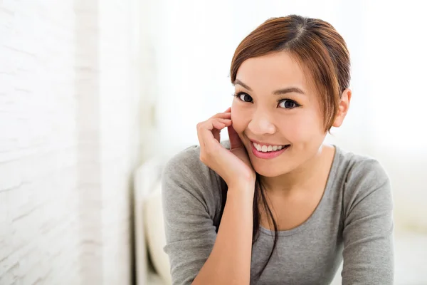 Asiatiska ung kvinna i grå t-shirt — Stockfoto