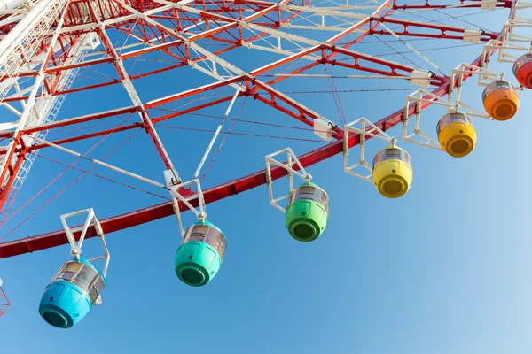 Grande roue ferris dans le parc d'attractions — Photo