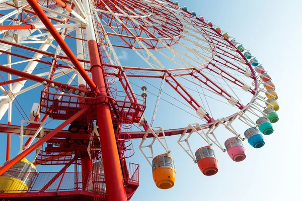 Grande roue ferris dans le parc d'attractions — Photo