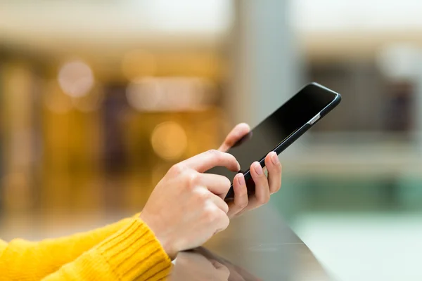 Frau benutzte Handy — Stockfoto