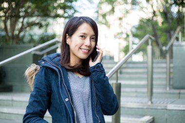 Asyalı kadın cep telefonunuzun konuşma