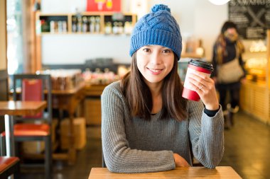 kadının kafede kahve