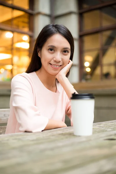 Жінка насолоджується кавою в кафе — стокове фото