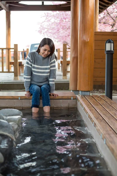 女性が彼女の足に温泉を楽しむ — ストック写真