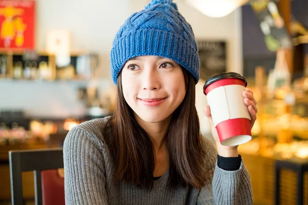 카페에서 커피를 즐기는 여자 — 스톡 사진