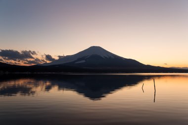 Fuji Dağı ve Gölü yamanaka batımında Japonya'da