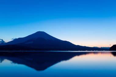 Fuji Dağı ve Gölü yamanaka gün batımında