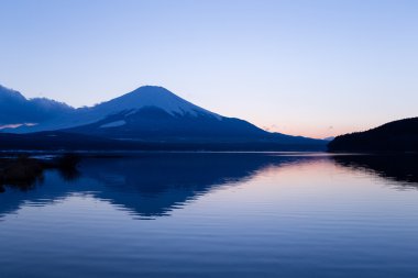 Fuji Dağı ve Gölü yamanaka batımında Japonya'da