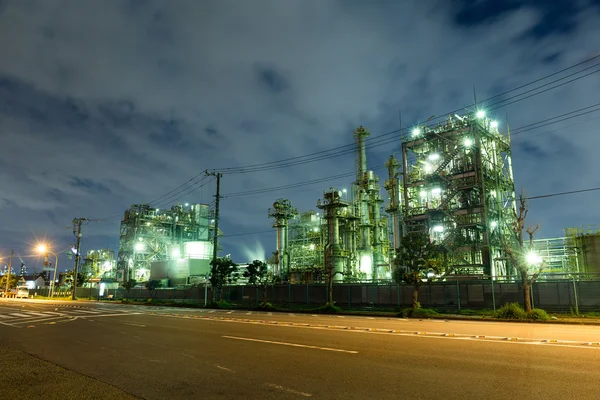 Промышленные здания на большом заводе ночью — стоковое фото