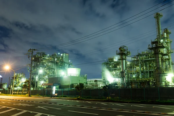 Промышленные здания на большом заводе ночью — стоковое фото
