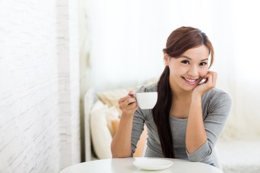 kadının evde çay içiyor