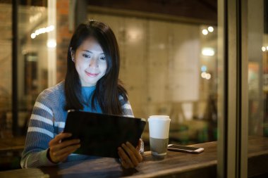 tablet pc Cafe bakarak kadın