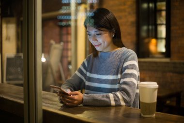 Kadın cep telefonu kafede üzerinde mesaj gönderme