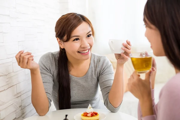 Las mujeres hablan entre sí en la cafetería —  Fotos de Stock