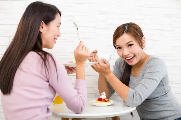 As mulheres falam umas com as outras no café — Fotografia de Stock