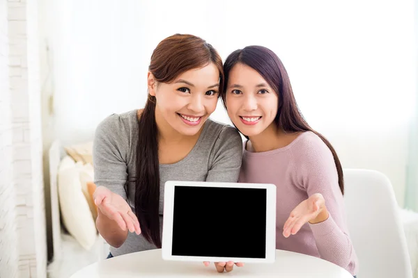 Mujeres mostrando la pantalla en blanco de la tableta — Foto de Stock