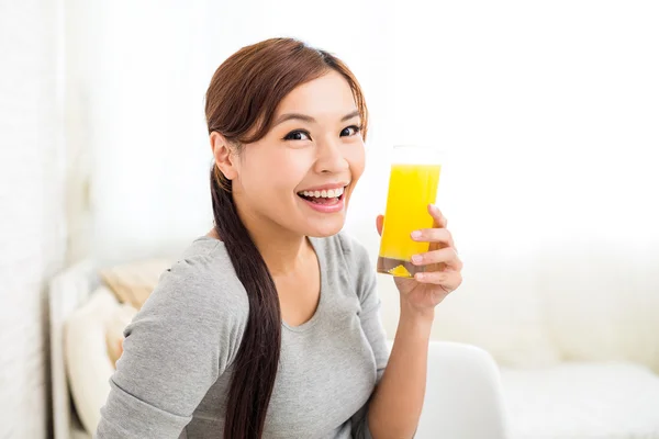 Asiática mujer disfrutando su jugo — Foto de Stock