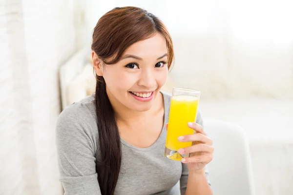 그녀의 주스를 즐기는 아시아 여자 — 스톡 사진