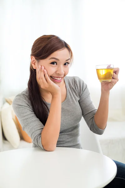 Mujer disfrutando de tomar el té en casa —  Fotos de Stock