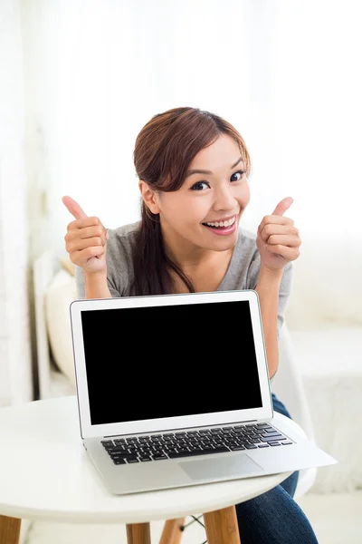 Mujer con ordenador portátil mostrando los pulgares hacia arriba — Foto de Stock