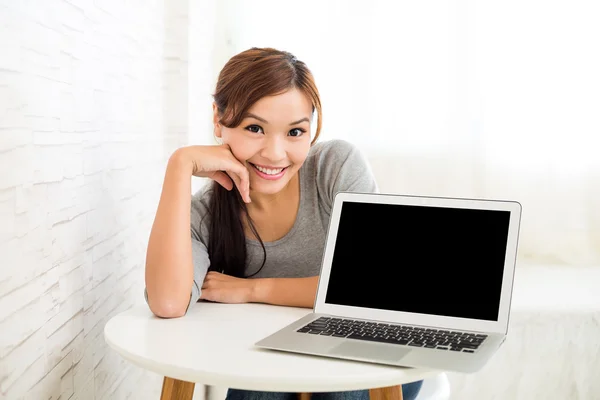 Woman with blank screen of laptop computer — Stock Photo, Image