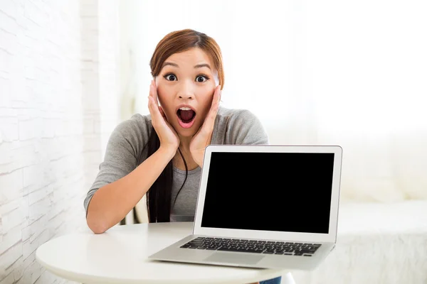 Mujer emocionada con pantalla en blanco de la computadora portátil —  Fotos de Stock
