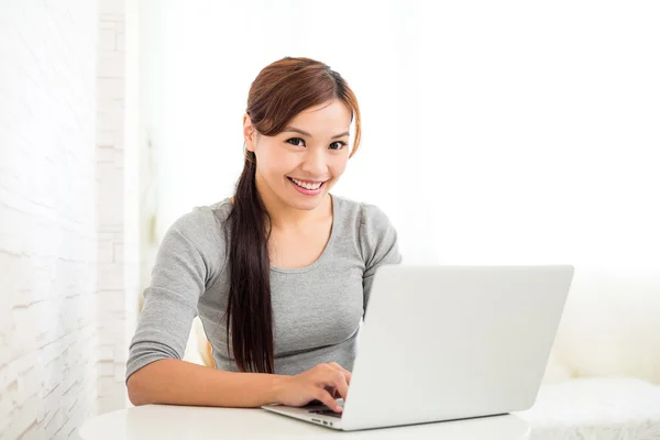 Vrouw met laptop computer — Stockfoto