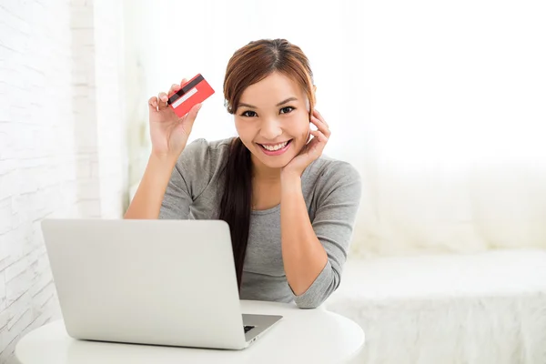 Asiatische junge Frau im grauen T-Shirt — Stockfoto