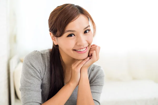 Asiatico giovane donna in grigio t-shirt — Foto Stock