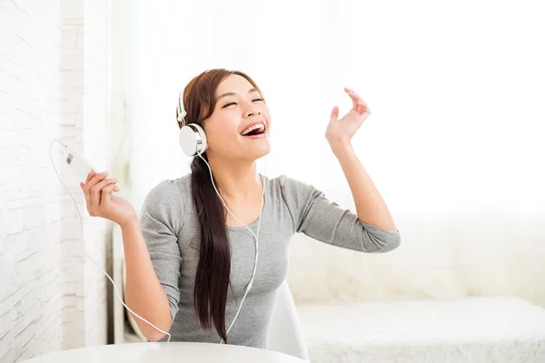 Asiatische junge Frau im grauen T-Shirt — Stockfoto