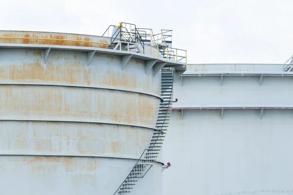 Öltanks in großer Industriefabrik — Stockfoto