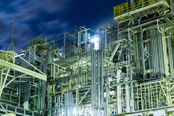 Industriegebäude in großer Fabrik in der Nacht — Stockfoto