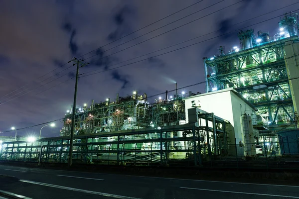 Industriegebäude in großer Fabrik in der Nacht — Stockfoto