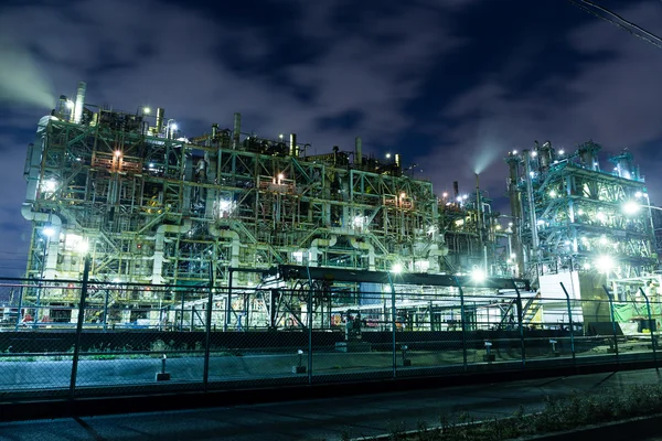 Rafinerii ropy naftowej przemysł budowlany w nocy — Zdjęcie stockowe