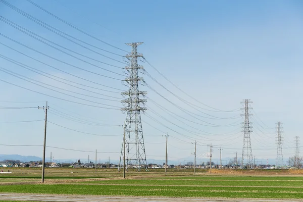 Torres de alta tensión y líneas de transmisión — Foto de Stock