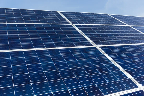 Moderne Sonnenkollektoren Für Die Erzeugung Erneuerbarer Elektrischer Energie — Stockfoto