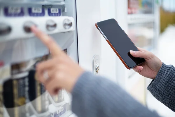 Woman using soft drink vending system paying by cellphone — Stock Photo, Image