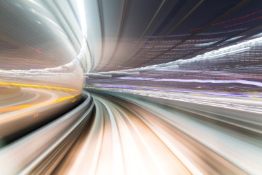 Hızlı Tren şehrin içinden geçen