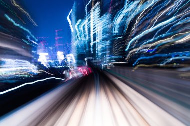 Hızlı tren gece şehrin içinden geçen