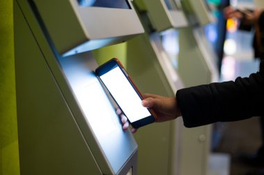 Cep telefonu ile makine Biletleme Tarih ödeme kadın