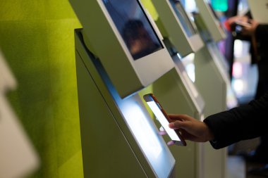 Cep telefonu ile makine Biletleme Tarih ödeme kadın
