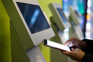 Cep telefonu ile makine Biletleme Tarih ödeme kadın