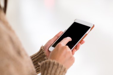 Cep telefonu kullanan kadın