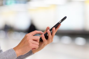 Cep telefonu kullanan kadın